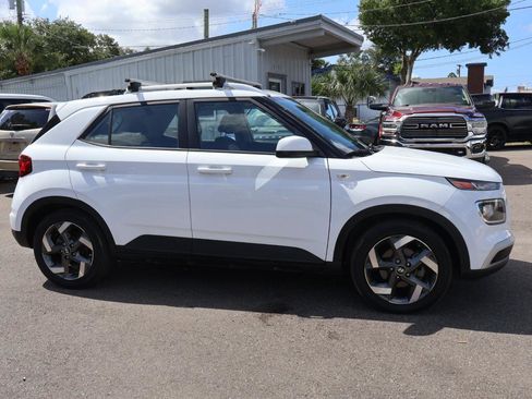 Used 2022 Hyundai Venue SEL FWD image 4