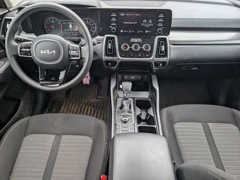 Used 2022 Kia Sorento LX image 9