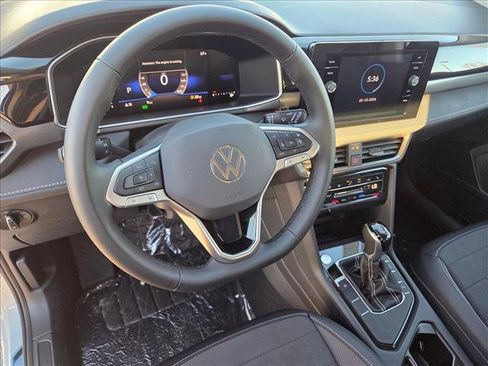 New 2026 Volkswagen Taos SE image 3