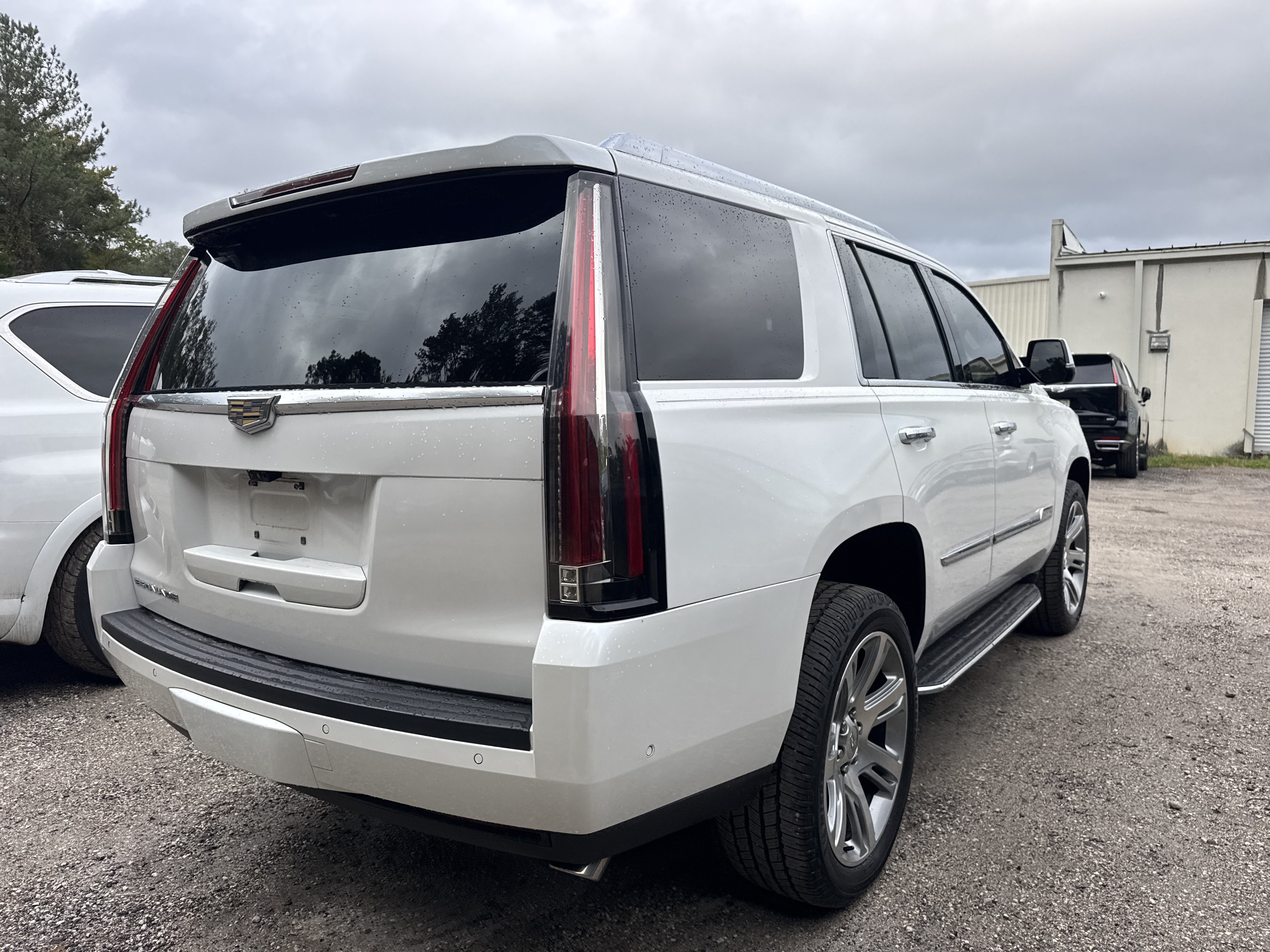 Used 2017 Cadillac Escalade Luxury RWD image 3
