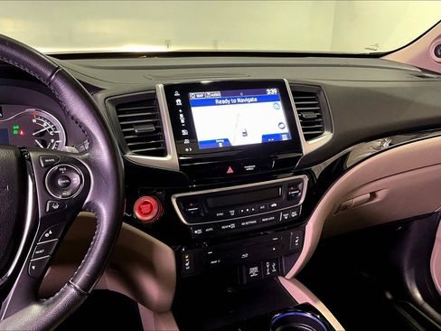 Used 2018 Honda Pilot Touring image 9