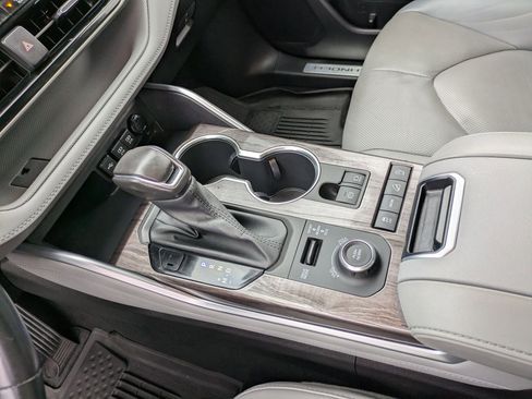 Used 2021 Toyota Highlander Limited image 13