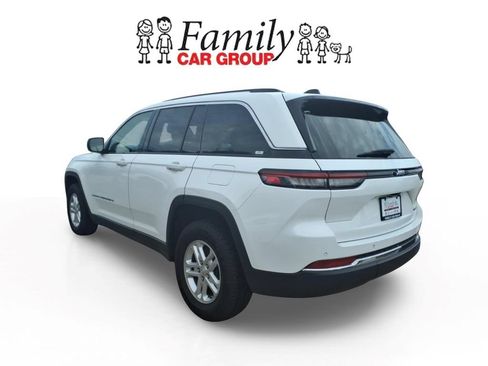 Used 2023 Jeep Grand Cherokee Laredo RWD image 3