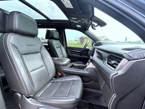 Used 2021 GMC Yukon XL Denali w/ Denali Premium Package AWD/4WD image 16