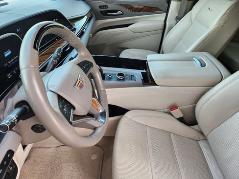 Used 2024 Cadillac Escalade ESV Sport Platinum AWD/4WD image 12