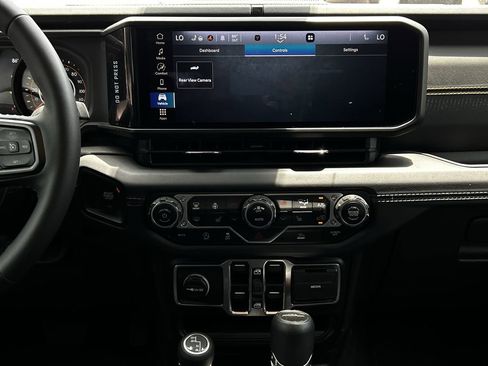 Used 2025 Jeep Gladiator Sport AWD/4WD image 17