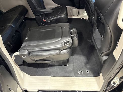 Used 2023 Chrysler Pacifica Touring-L FWD image 67