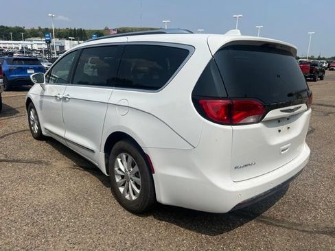 Used 2018 Chrysler Pacifica Touring-L FWD image 6