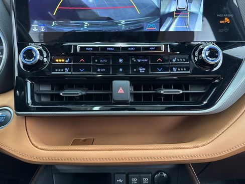Certified 2021 Toyota Highlander Platinum image 30