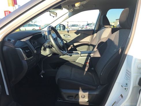 Used 2023 Nissan Rogue SV image 3