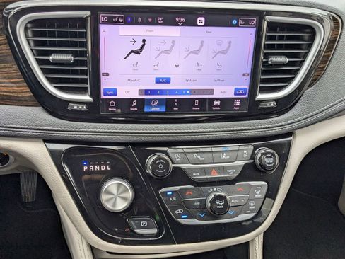 Used 2023 Chrysler Pacifica Limited FWD image 25