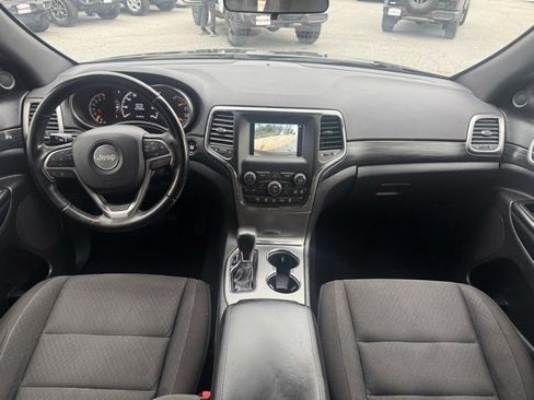 Used 2020 Jeep Grand Cherokee Laredo image 3