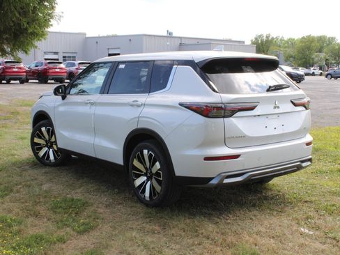 New 2025 Mitsubishi Outlander SE image 7
