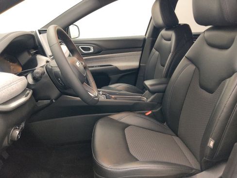 Used 2025 Jeep Compass Latitude AWD/4WD image 17