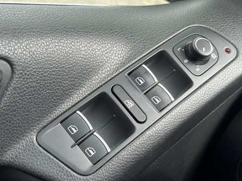 Used 2016 Volkswagen Tiguan SE image 21