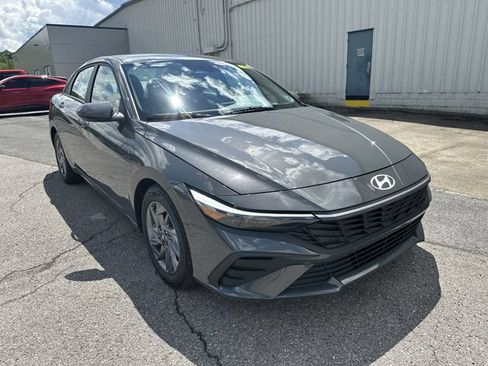 Used 2024 Hyundai Elantra SEL FWD image 11