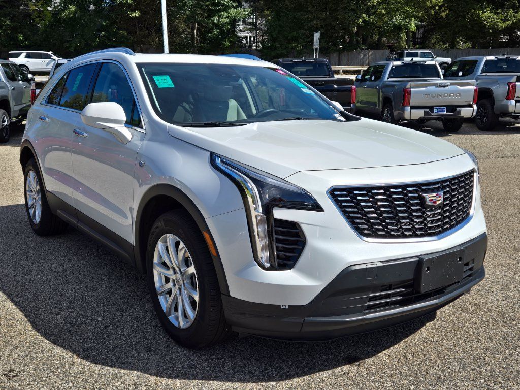 Used 2023 Cadillac XT4 Luxury w/ Cold Weather Package AWD/4WD image 8