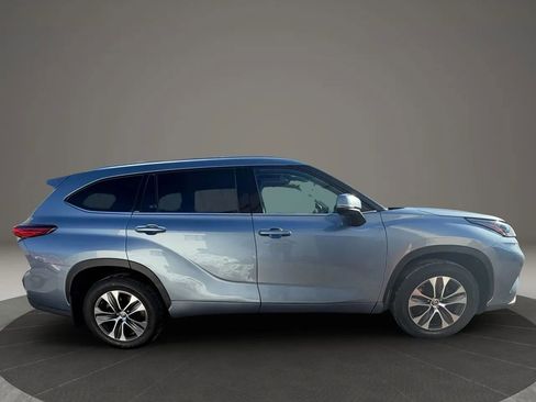 Used 2020 Toyota Highlander XLE image 3