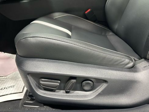 Used 2025 Toyota Camry SE image 12