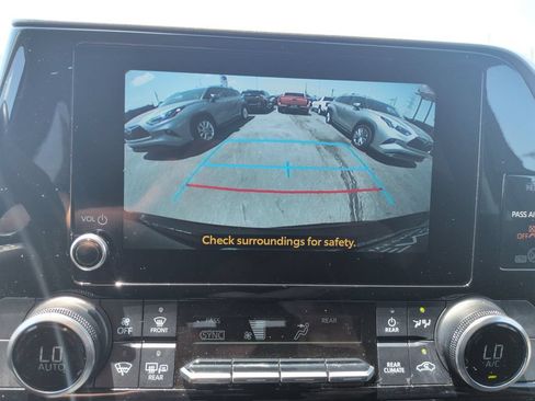 Used 2023 Toyota Highlander LE AWD/4WD image 20