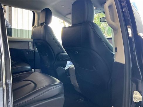 Used 2023 Chrysler Pacifica Touring-L FWD image 22