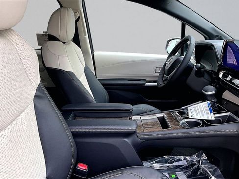 New 2026 Toyota Sienna Platinum image 8