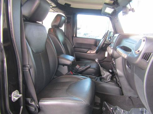 Used 2017 Jeep Wrangler Unlimited Sahara AWD/4WD image 11