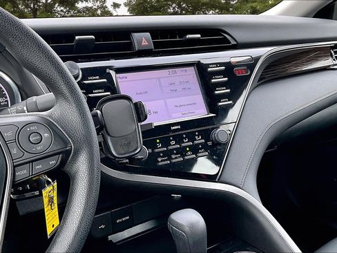 Used 2020 Toyota Camry LE image 9