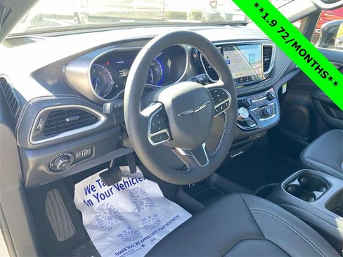 New 2026 Chrysler Pacifica Select image 15