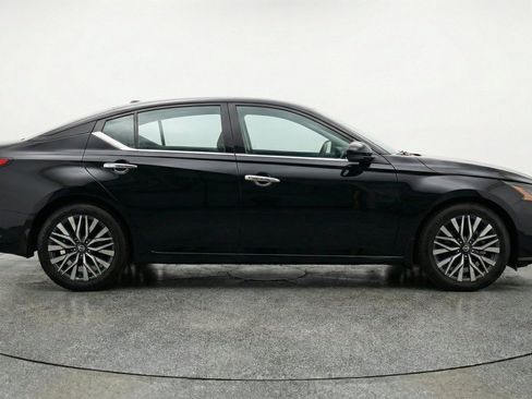 Used 2025 Nissan Altima 2.5 SV FWD image 11