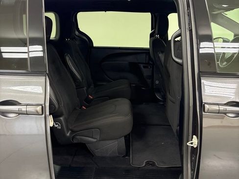 Used 2021 Chrysler Pacifica Touring w/ S Appearance Package FWD image 30