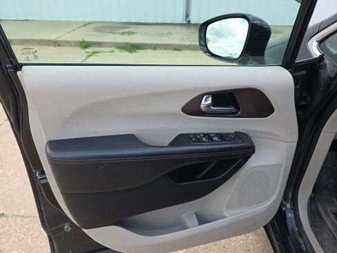 Certified 2019 Chrysler Pacifica Touring Plus w/ Tire & Wheel Group FWD image 20