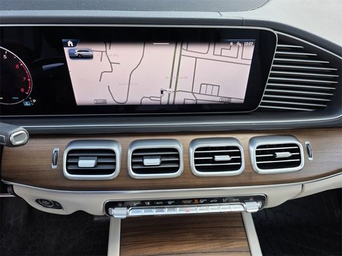 Used 2025 Mercedes-Benz GLS 450 4MATIC image 26