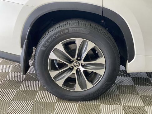 Used 2021 Toyota Highlander XLE AWD/4WD image 18