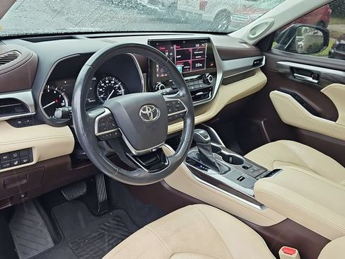 Used 2021 Toyota Highlander Platinum FWD image 19
