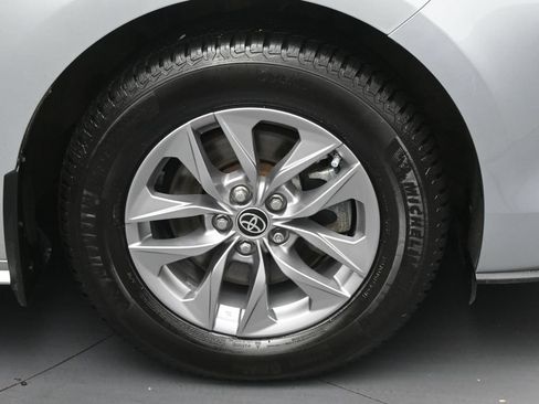 Used 2022 Toyota Sienna XLE FWD image 33