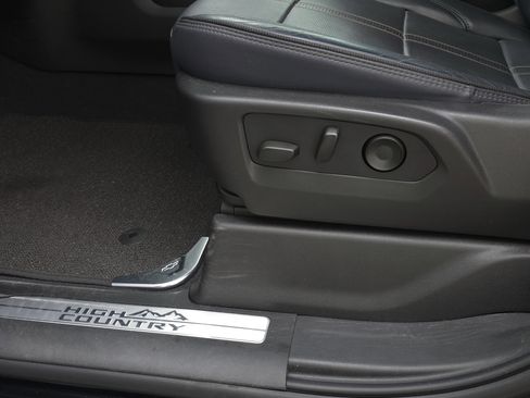 Used 2022 Chevrolet Silverado 1500 High Country w/ Technology Package image 11