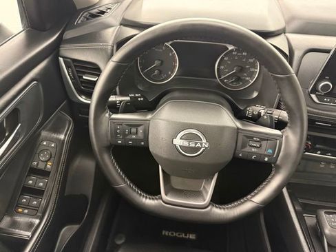 Used 2025 Nissan Rogue SV w/ SV Premium Package image 16