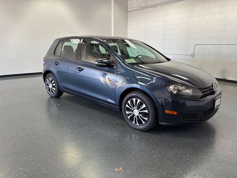 Used 2011 Volkswagen Golf 4-Door FWD image 2
