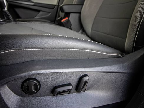 Used 2022 Volkswagen Taos SE w/ Panoramic Sunroof Package FWD image 23