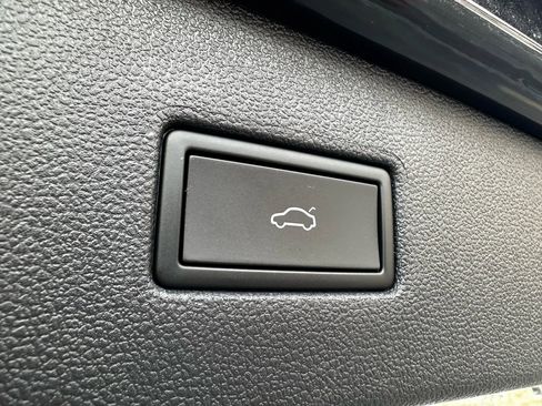 Used 2022 Volkswagen Tiguan SEL R-Line image 21