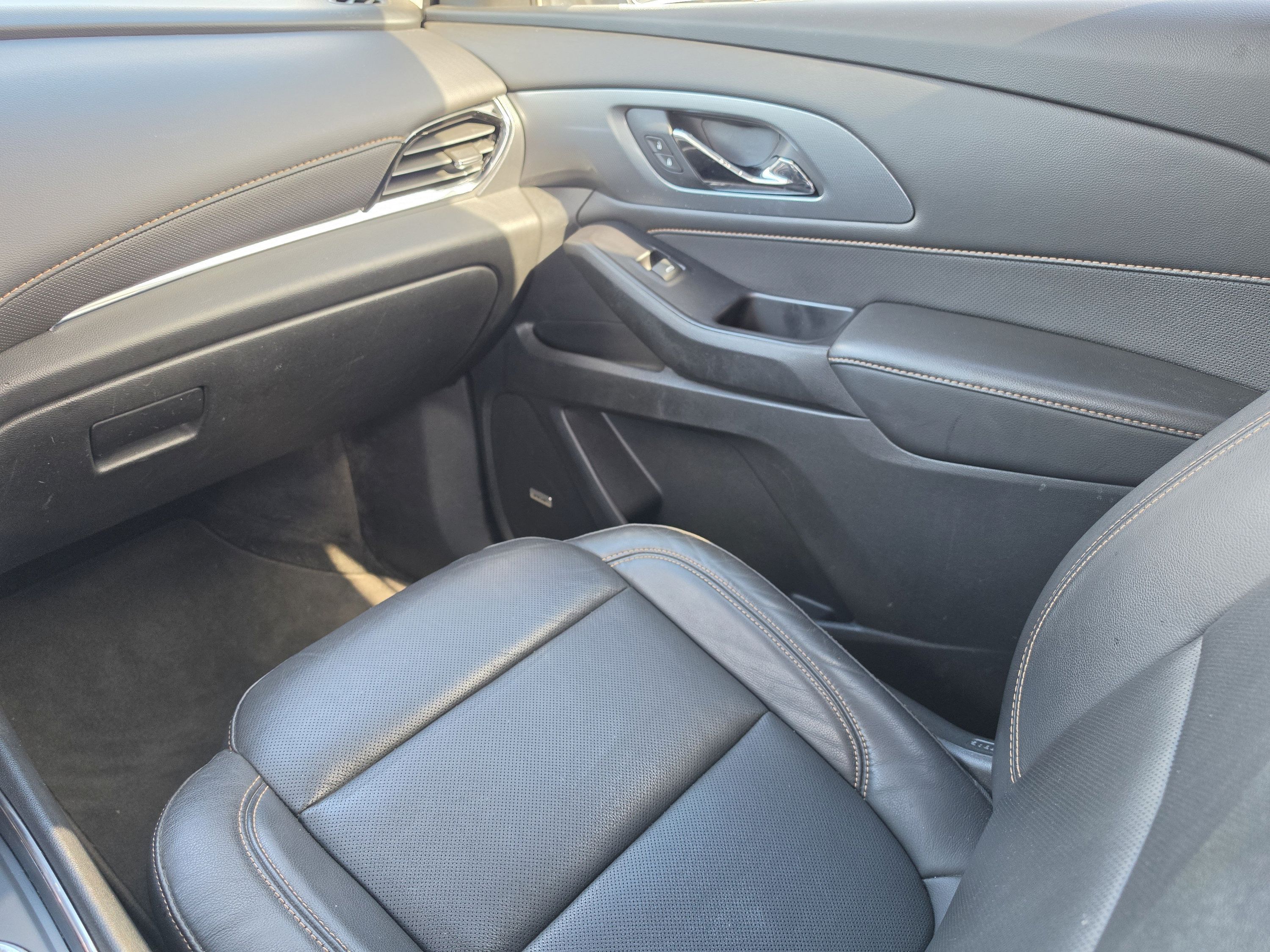 Used 2020 Chevrolet Traverse Premier w/ Redline Edition FWD image 21