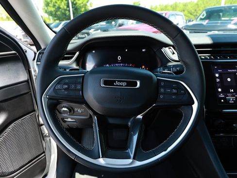 Used 2023 Jeep Grand Cherokee Laredo RWD image 11
