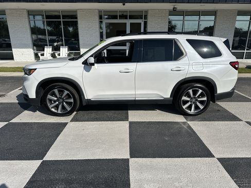 Used 2025 Honda Pilot Elite image 1