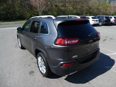Used 2017 Jeep Cherokee Limited FWD image 3