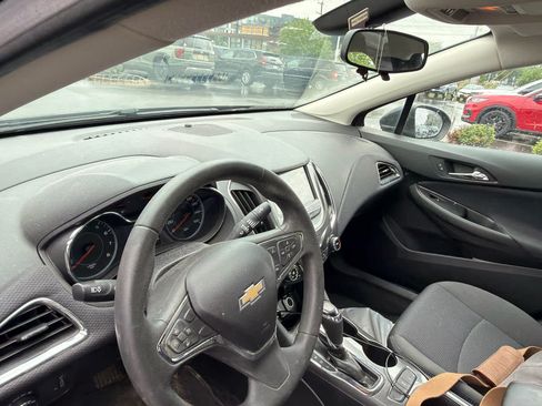 Used 2018 Chevrolet Cruze LT w/ Convenience Package FWD image 7