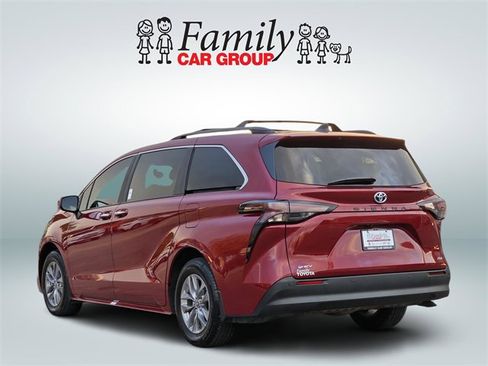 Used 2025 Toyota Sienna XLE image 3