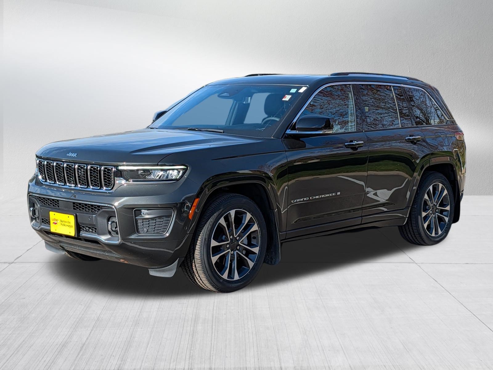 Used 2023 Jeep Grand Cherokee Overland w/ Luxury Tech Group IV AWD/4WD image 3