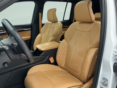Used 2023 Jeep Grand Cherokee Summit w/ Advanced Protech Group IV AWD/4WD image 15