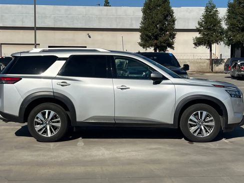 Certified 2025 Nissan Pathfinder SL image 9